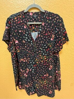 Torrid Black Floral Short Sleeve Henley Top - Plus Harper 2